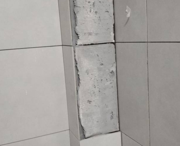 赤壁瓷砖空鼓维修公司分享下瓷砖施工前基层浇水润湿程度不足，可能导致以下问题